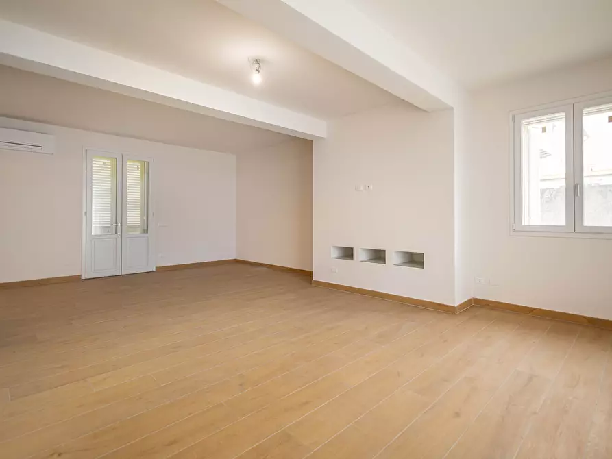 Immagine 11 di Villa in vendita  a Cascina