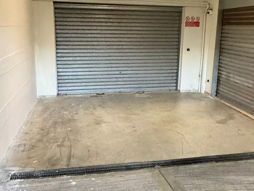 Immagine 4 di Garage in vendita  in via vittorio veneto a Monopoli