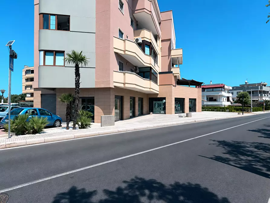 Immagine 1 di Attività commerciale in vendita  in Via Amleto Pesce a Monopoli
