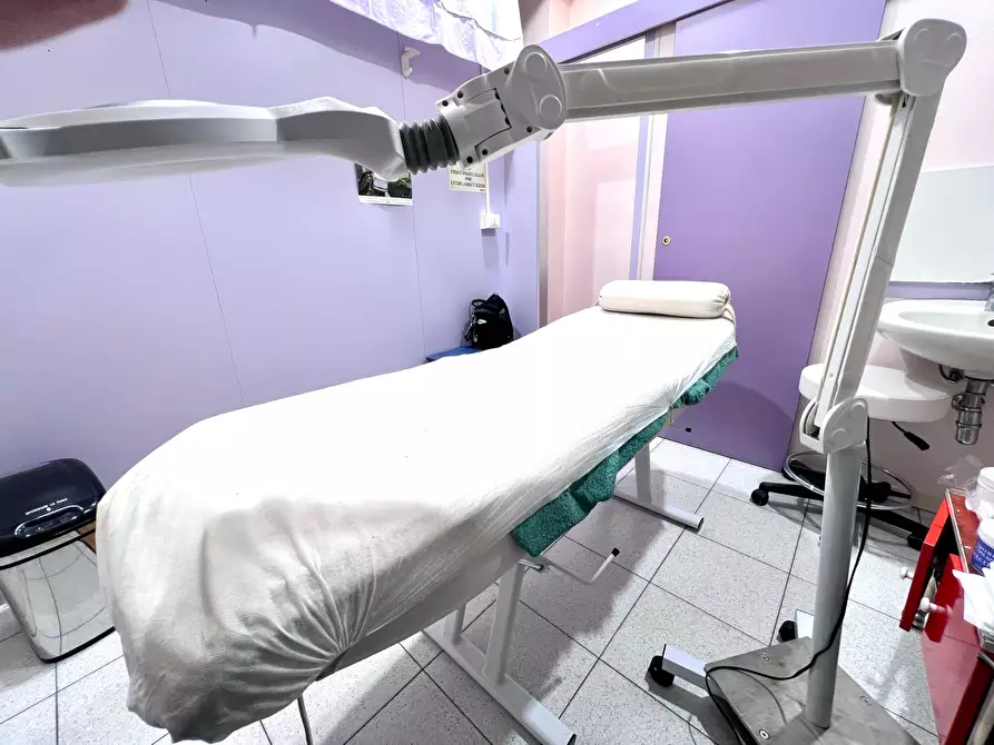 Immagine 11 di Attività artigianale in vendita  a Bologna