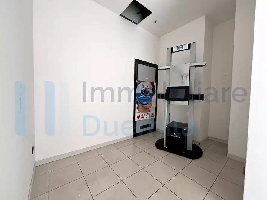 Immagine 11 di Locale commerciale in affitto  a Bologna