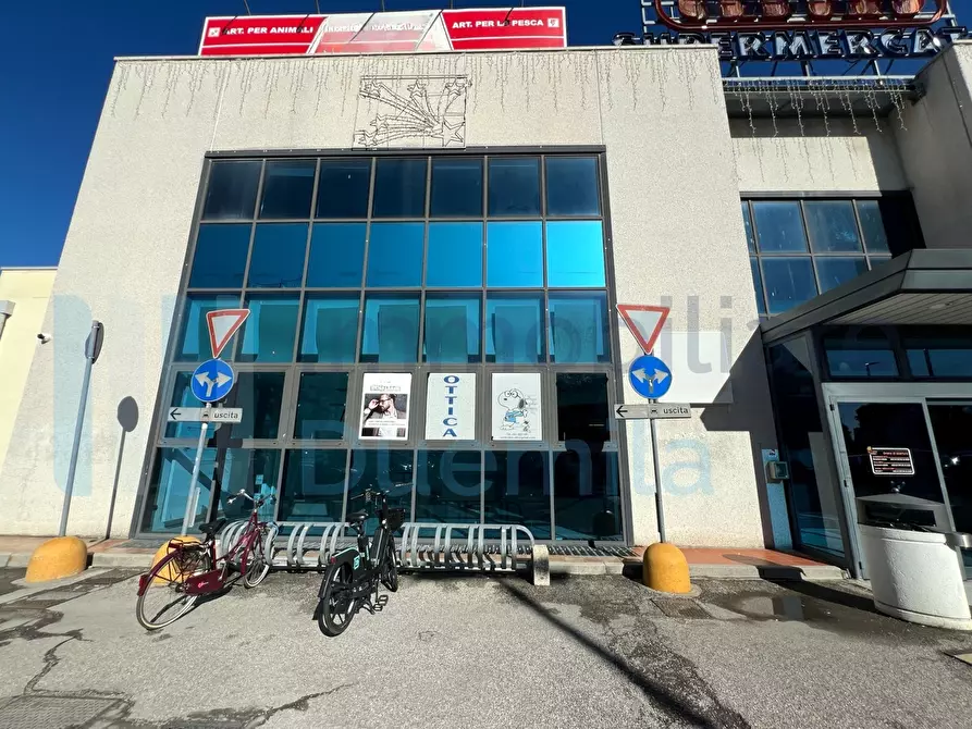 Immagine 21 di Locale commerciale in affitto  a Bologna