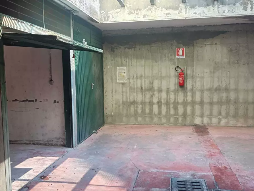Immagine 2 di Garage in vendita  in Via Carlo Collodi 71 a Savona
