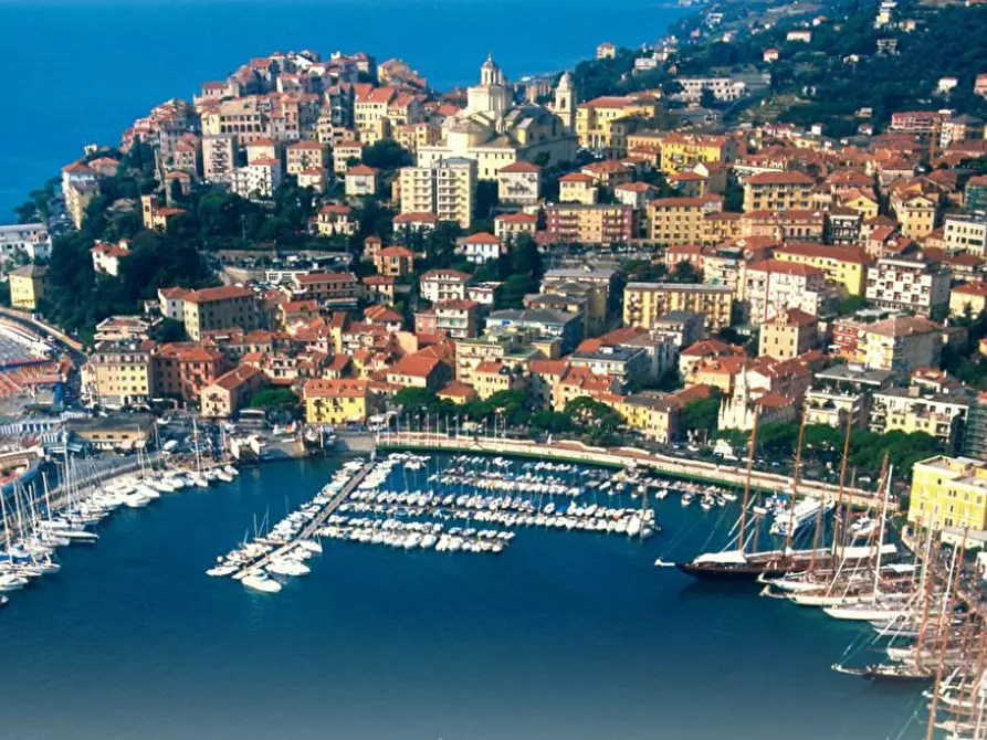 Immagine 1 di Appartamento in vendita  a Imperia