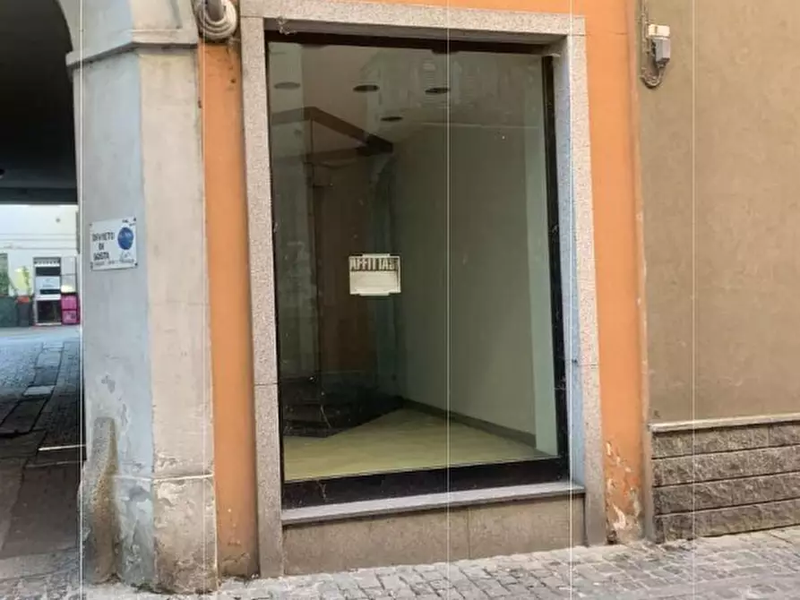 Immagine 1 di Locale commerciale in vendita  in Via Roma 11 a Valenza
