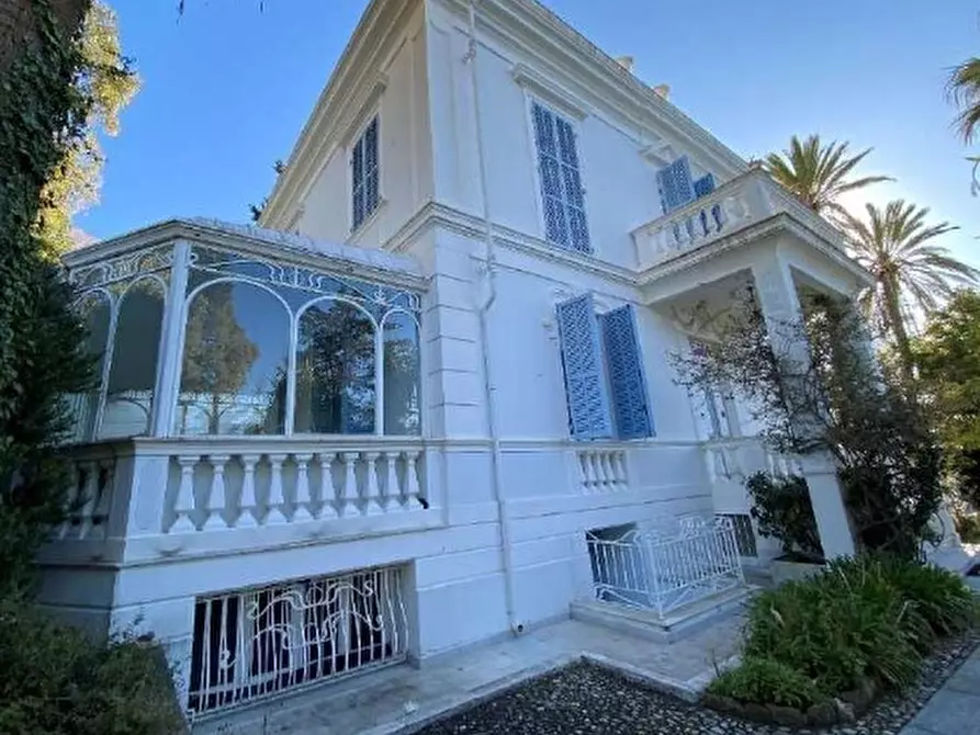 Immagine 1 di Villa in vendita  in Corso Garibaldi 35 a Ospedaletti