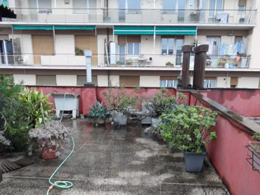 Immagine 7 di Pentalocale in vendita  in Via Adelaide Ristori 10 a Genova
