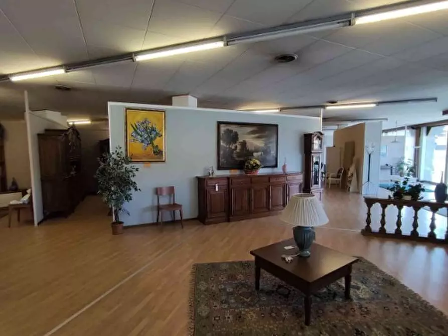 Immagine 3 di Showroom in vendita  in Corso Giuseppe Garibaldi 177 a Gattinara