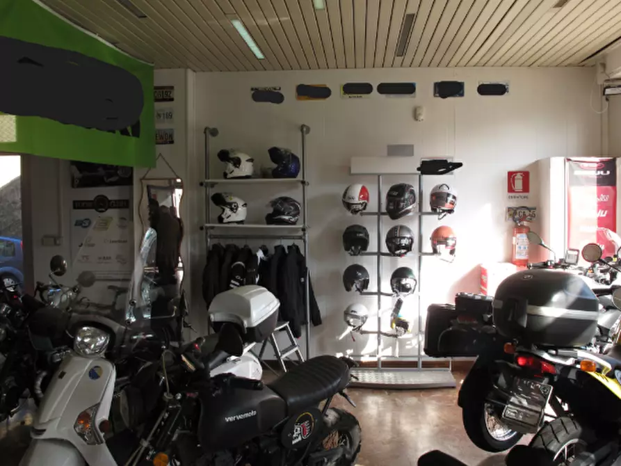 Immagine 6 di Locale commerciale in vendita  in Via Fratelli Canepa 76 a Serra Riccò