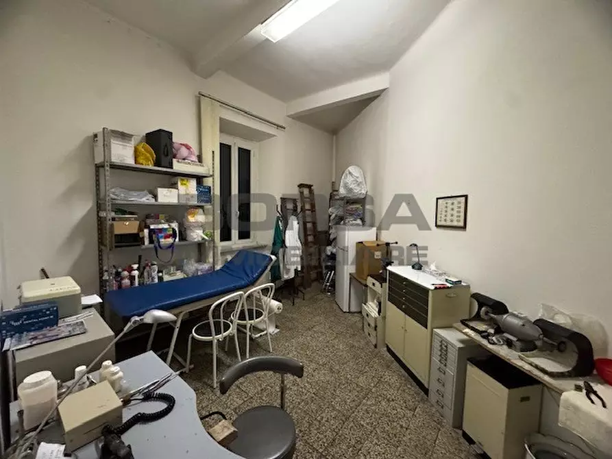 Immagine 15 di Ufficio in vendita  a Livorno