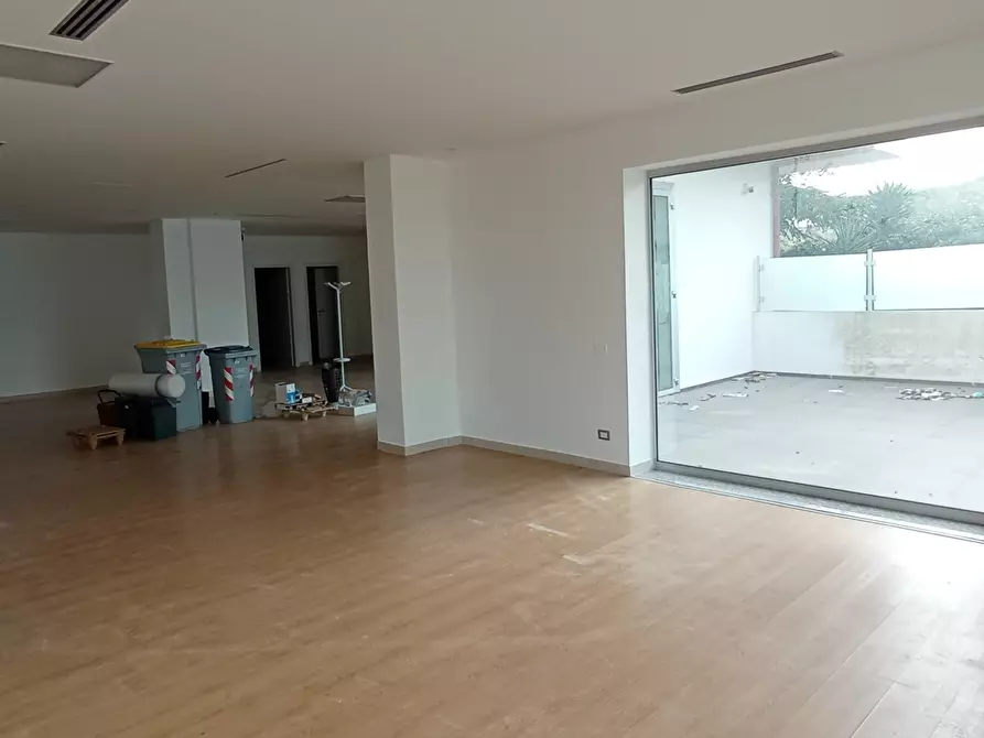 Immagine 8 di Locale commerciale in affitto  a Ragusa