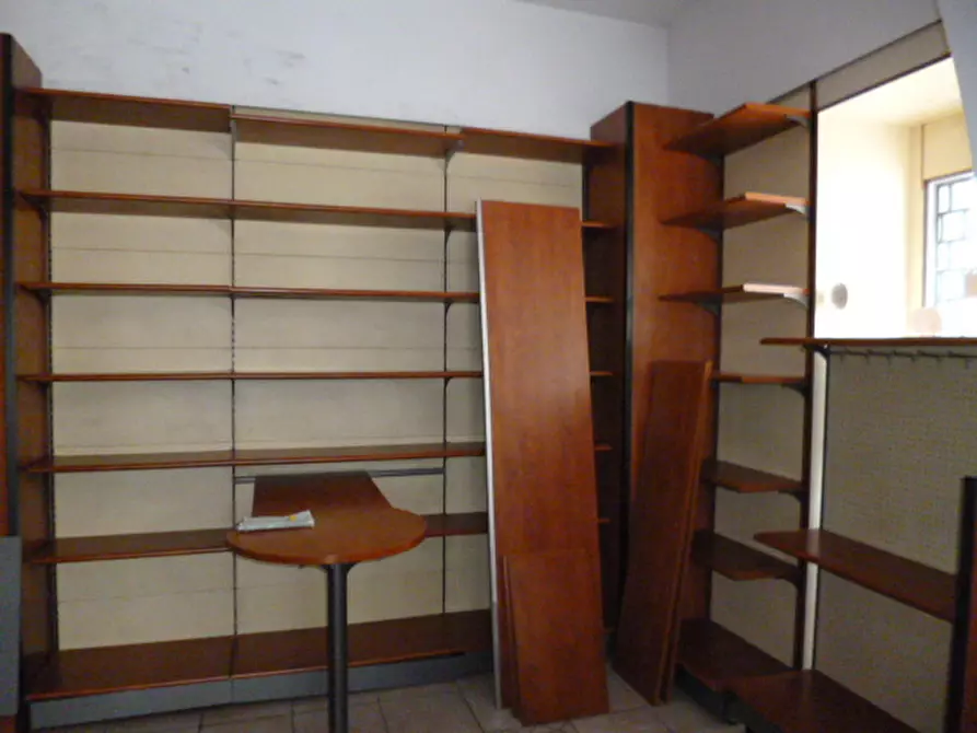 Immagine 7 di Locale commerciale in affitto  a Ragusa