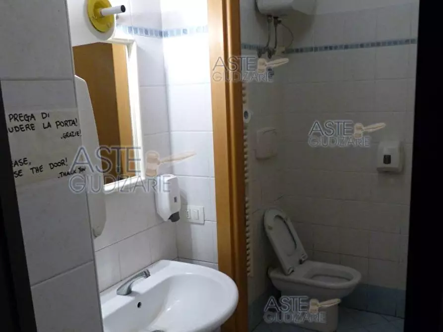 Immagine 3 di Locale commerciale in vendita  a Cattolica