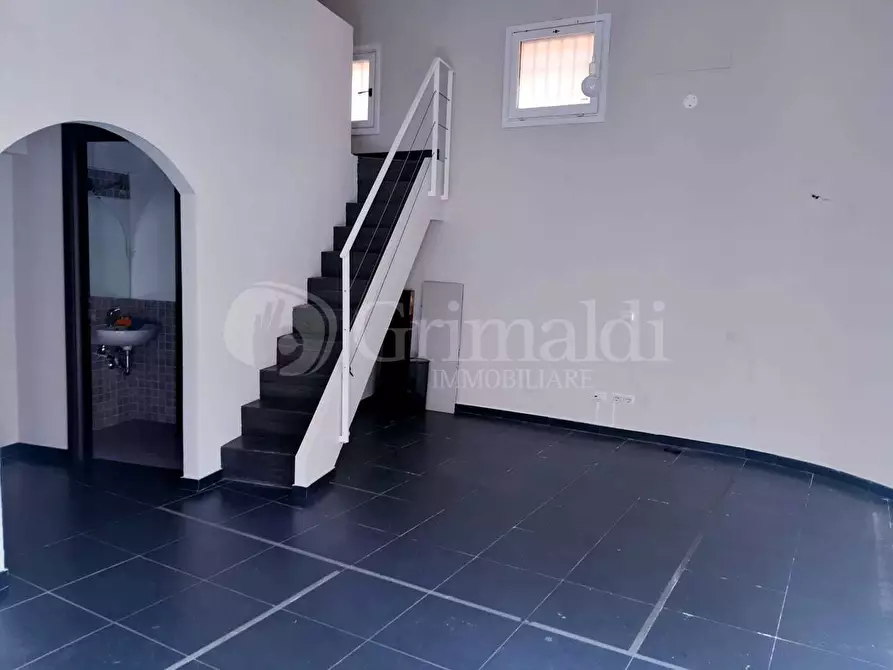 Immagine 1 di Locale commerciale in affitto  in Via Francesco Breschi 2 a Anzio