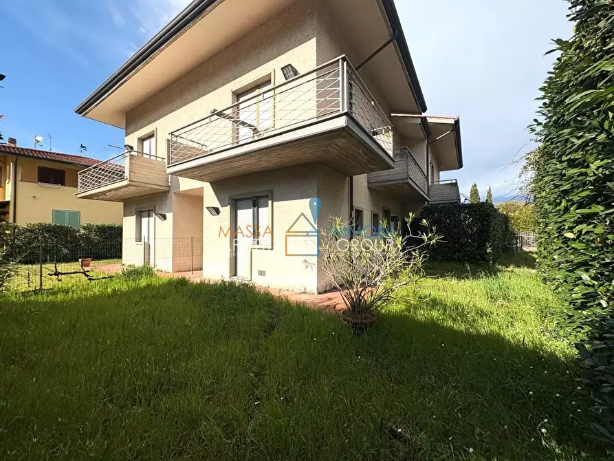 Immagine 2 di Villetta a schiera in vendita  in Via Arezzo 293 a Massa