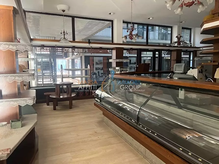 Immagine 6 di Locale commerciale in vendita  in Piazza Felice Palma 37 a Massa