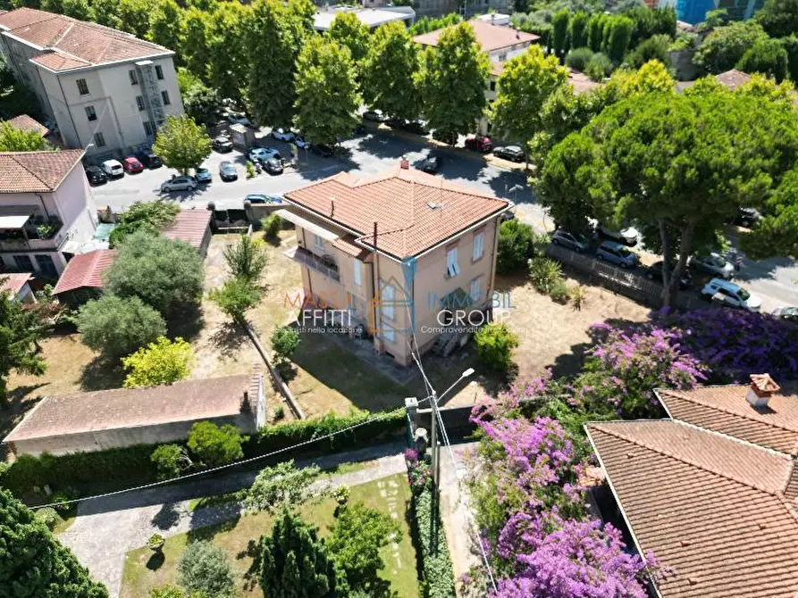 Immagine 4 di Villa in vendita  in Viale Stazione 54 a Massa