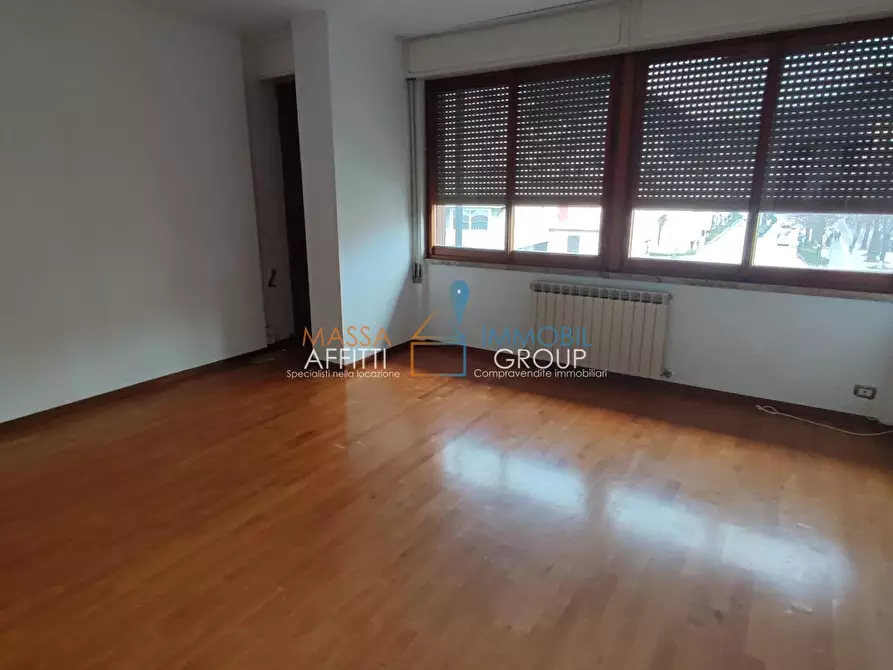 Immagine 1 di Pentalocale in vendita  in Via Democrazia 379 a Massa