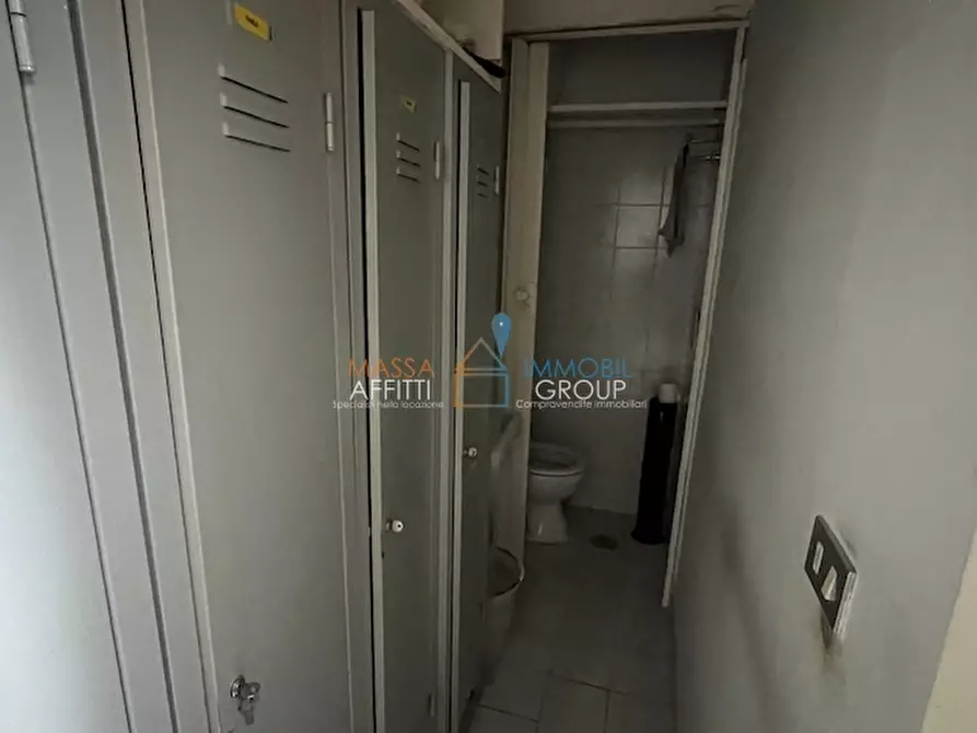 Immagine 21 di Locale commerciale in vendita  in Piazza Felice Palma 37 a Massa