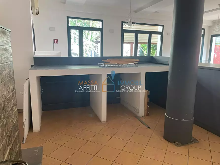 Immagine 21 di Locale commerciale in vendita  in Via Democrazia 64 a Massa