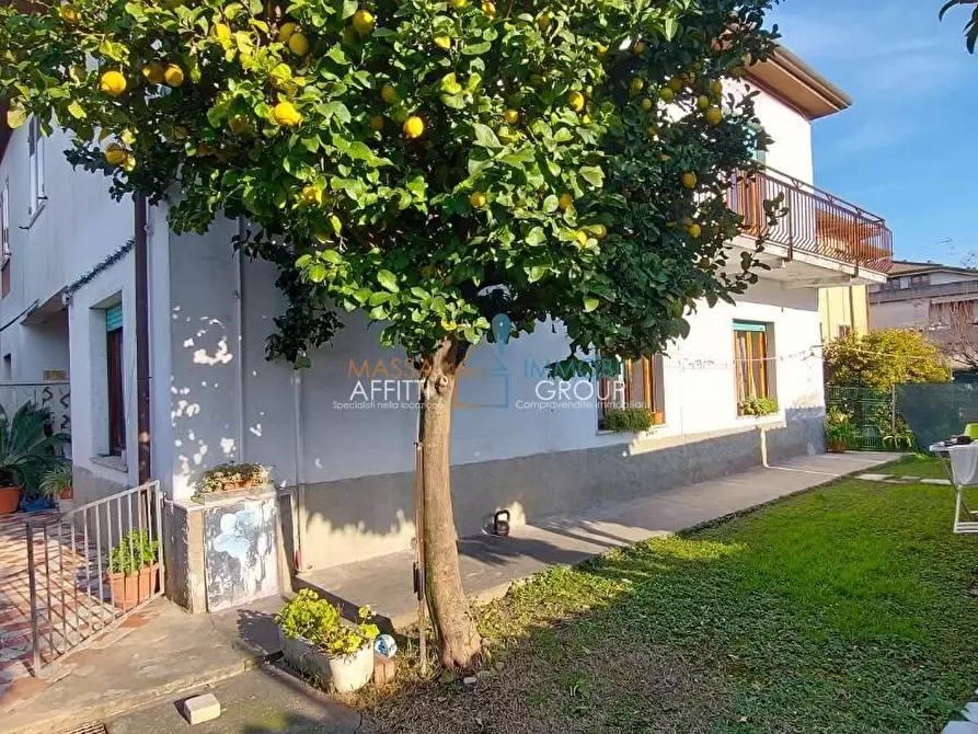 Immagine 3 di Porzione di casa in vendita  in Viale Monzoni 2TER a Carrara