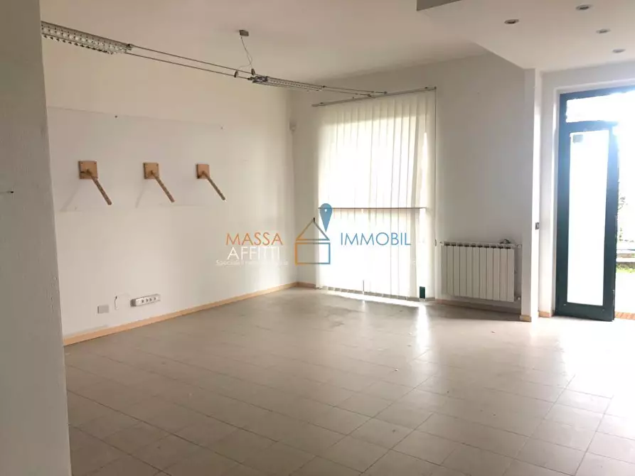 Immagine 1 di Locale commerciale in vendita  in Via Aurelia Ovest 456 a Massa