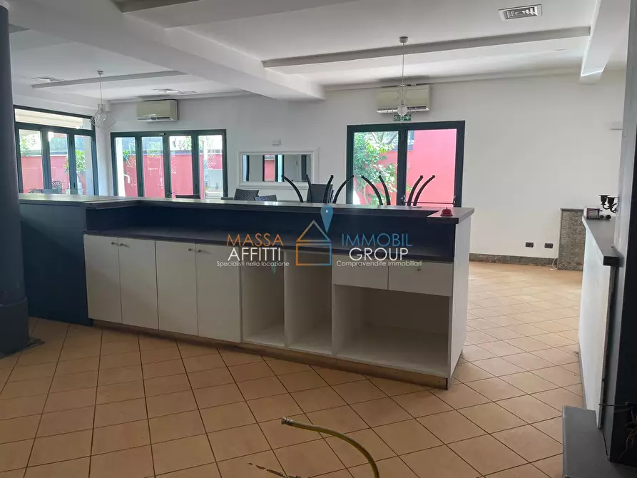 Immagine 18 di Locale commerciale in vendita  in Via Democrazia 64 a Massa