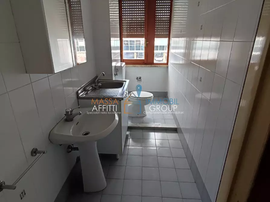 Immagine 9 di Pentalocale in vendita  in Via Democrazia 379 a Massa