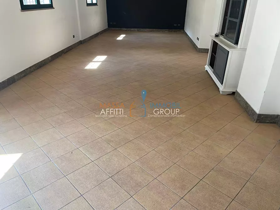 Immagine 30 di Locale commerciale in vendita  in Via Democrazia 64 a Massa