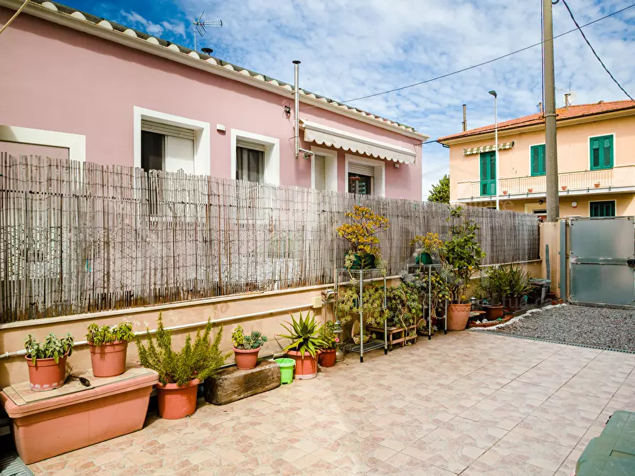 Immagine 11 di Pentalocale in vendita  in Via dell'Alloro a Livorno