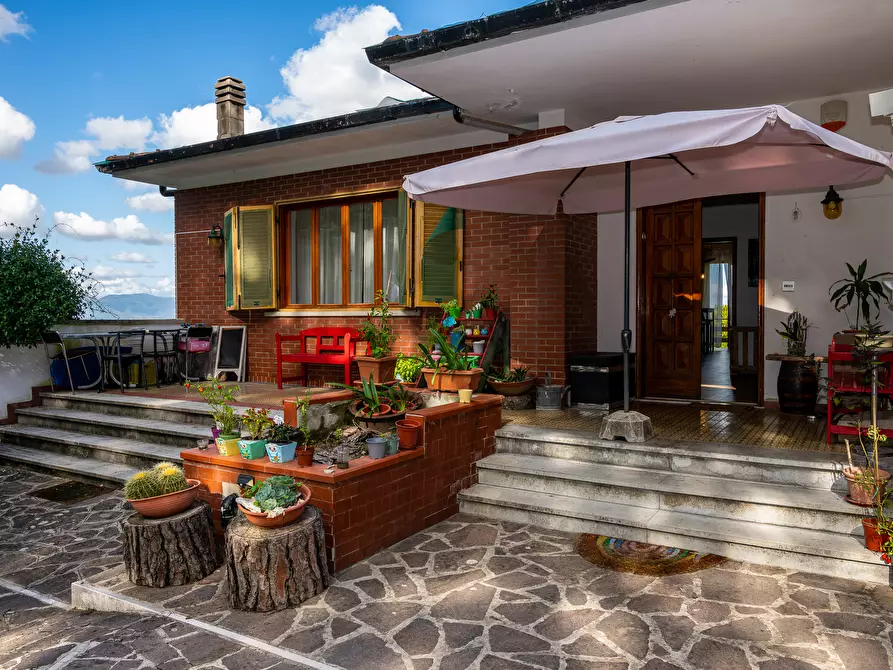 Immagine 1 di Villa in vendita  in Via Delle Corti a Collesalvetti