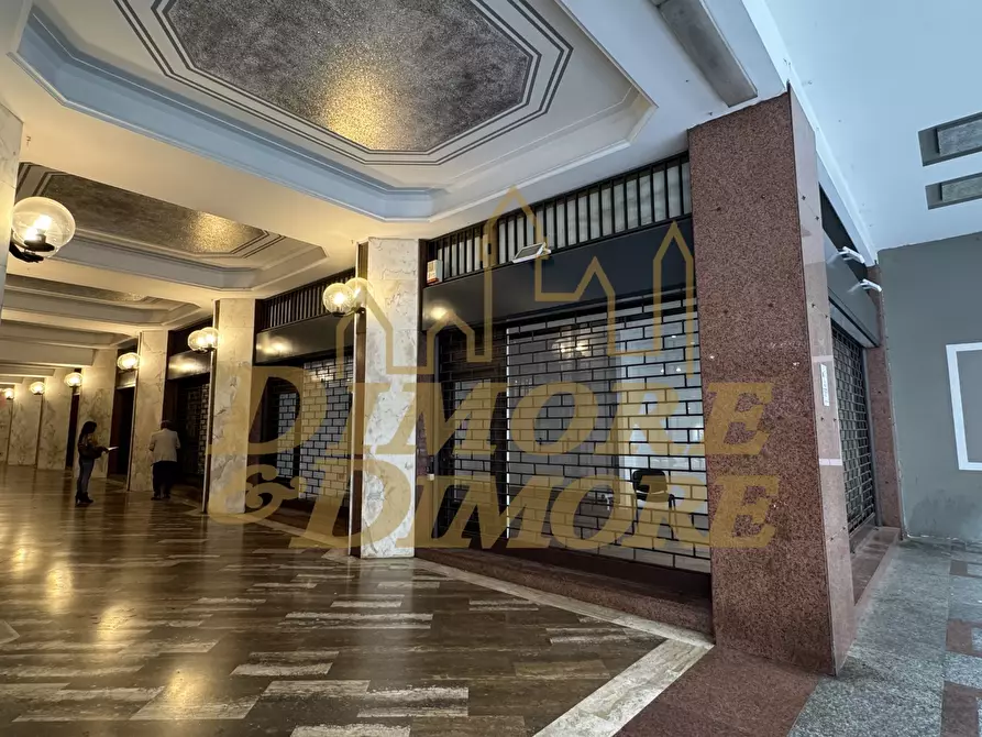 Immagine 1 di Locale commerciale in vendita  a Varese