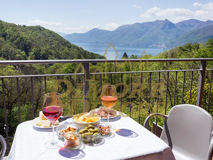 Immagine 2 di Villetta a schiera in vendita  a Luino