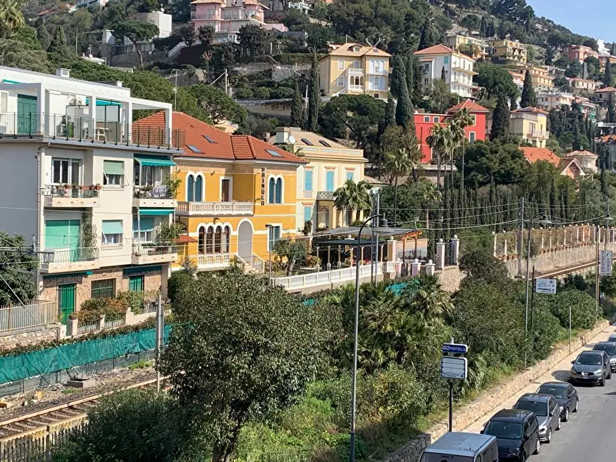 Immagine 8 di Trilocale in vendita  in V.le hanbury a Alassio