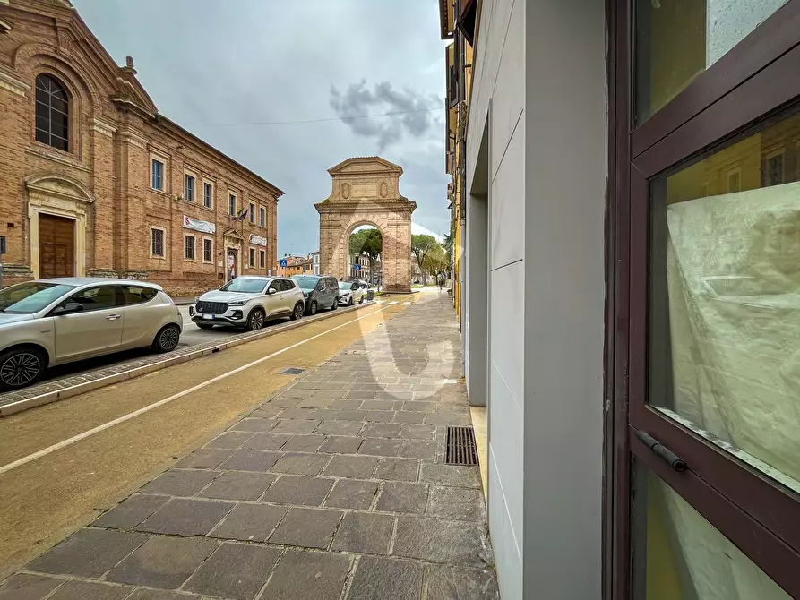 Immagine 1 di Locale commerciale in vendita  a Jesi