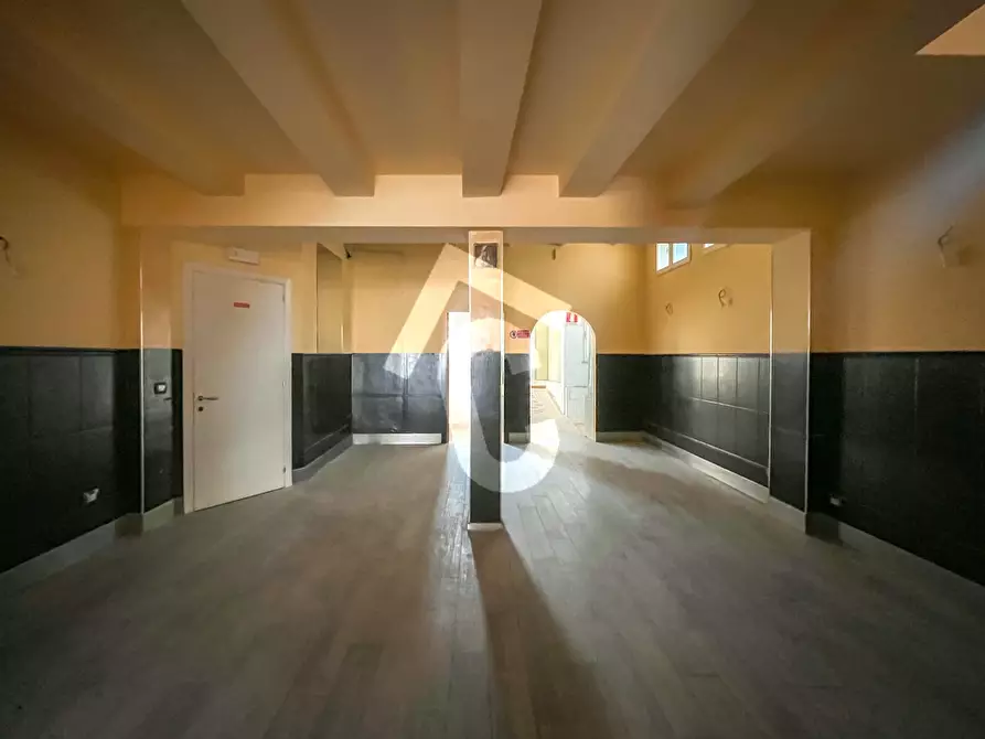 Immagine 10 di Locale commerciale in vendita  a Jesi