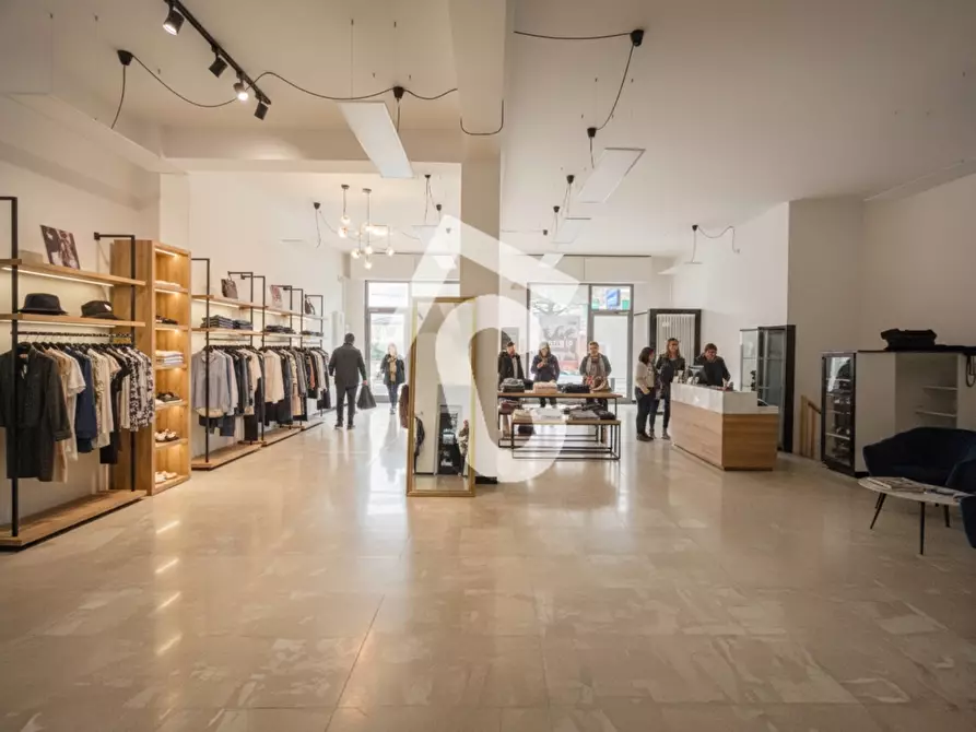 Immagine 11 di Locale commerciale in vendita  a Maiolati Spontini