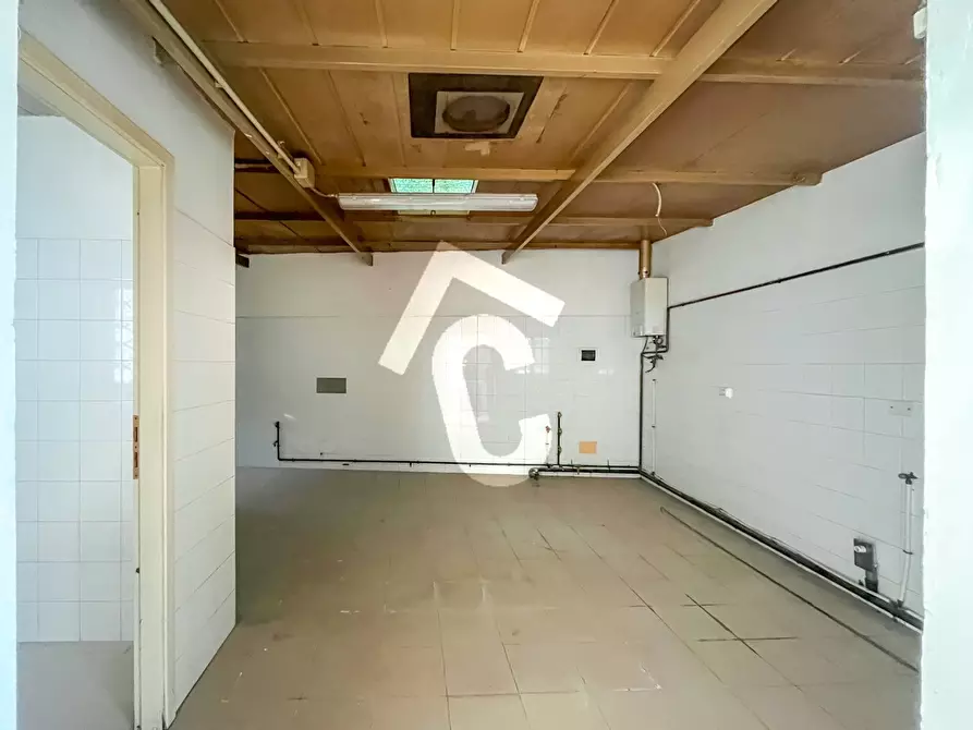 Immagine 15 di Locale commerciale in vendita  a Jesi