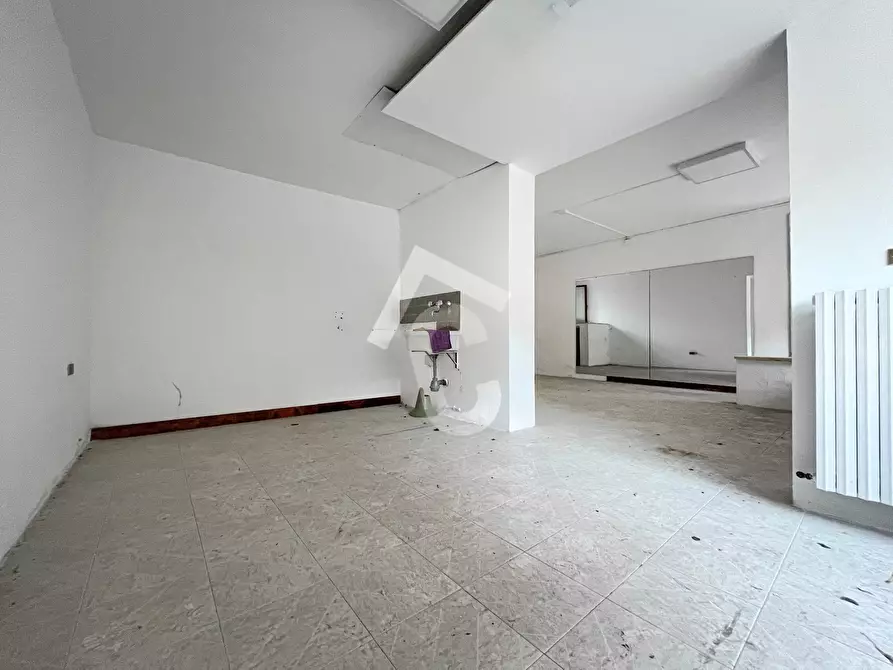 Immagine 5 di Locale commerciale in vendita  a Jesi