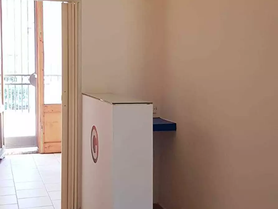 Immagine 4 di Locale commerciale in affitto  a Gravina Di Catania