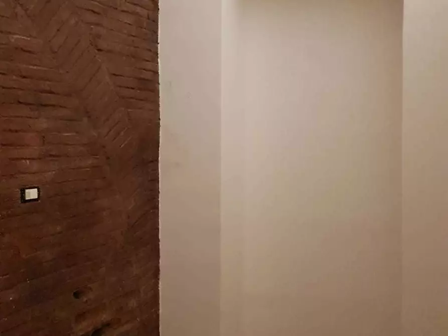 Immagine 6 di Locale commerciale in affitto  a Gravina Di Catania