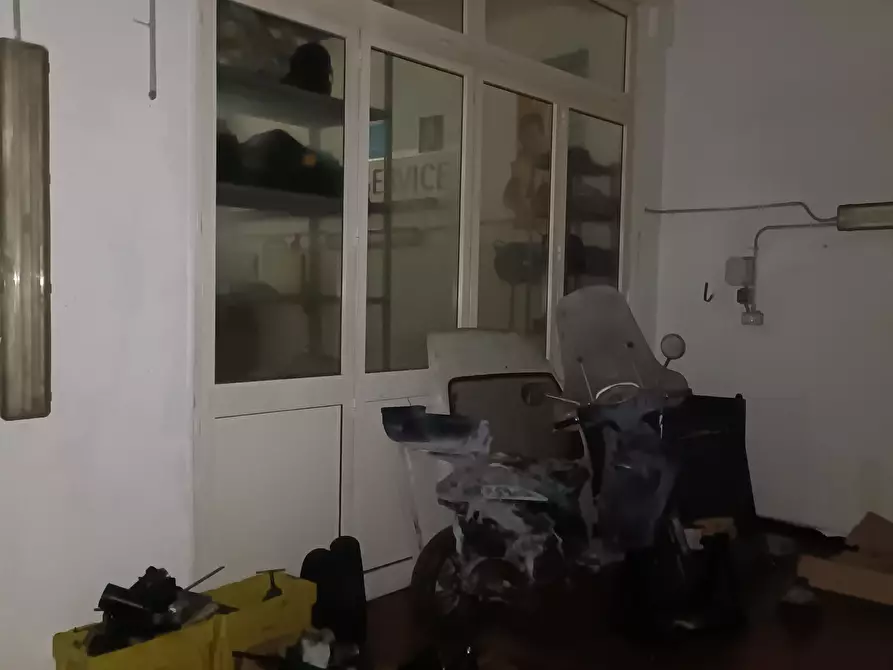 Immagine 17 di Locale commerciale in vendita  in Via Tullio Molteni 7R 9R a Genova