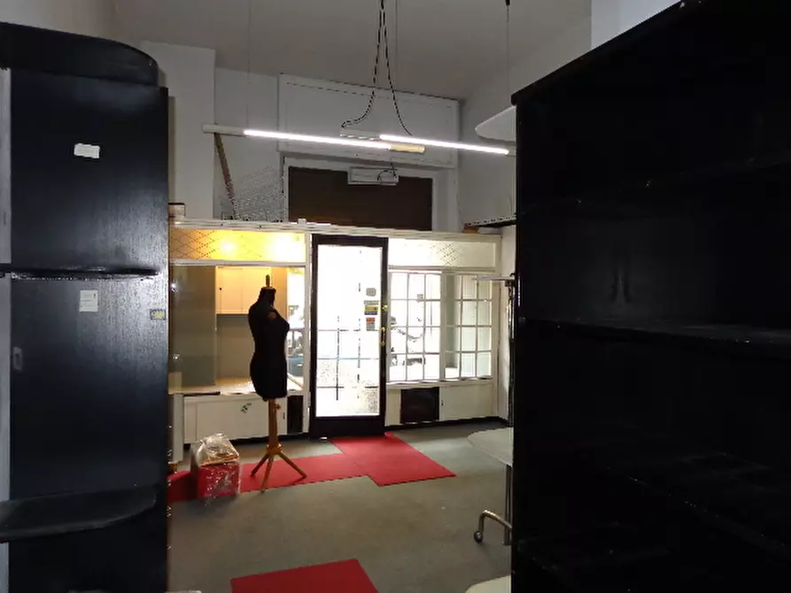 Immagine 9 di Locale commerciale in vendita  in Piazza Giovanni Tarello 3 a Genova