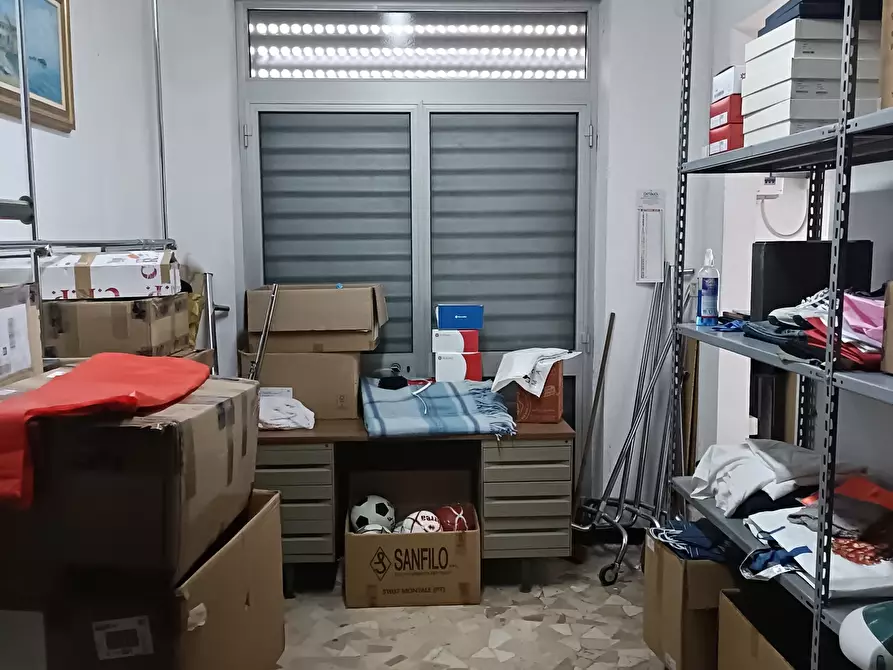 Immagine 5 di Locale commerciale in vendita  in Via dei Platani 35 R a Genova