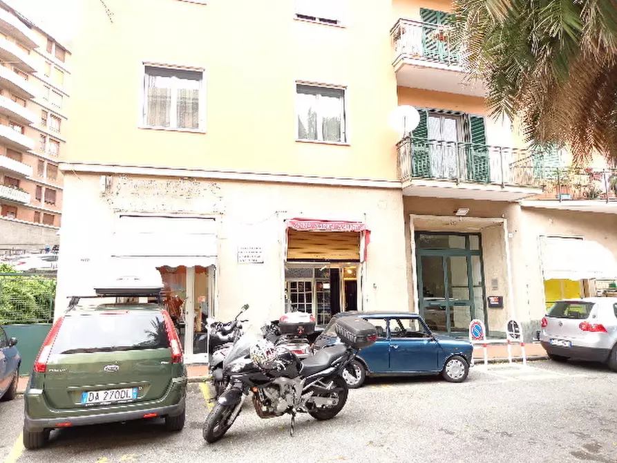 Immagine 13 di Locale commerciale in vendita  in Piazza Giovanni Tarello 3 a Genova