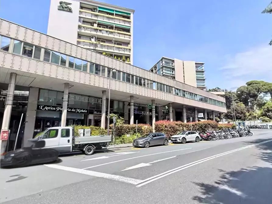 Immagine 6 di Locale commerciale in affitto  in Via XII Ottobre 9 a Genova