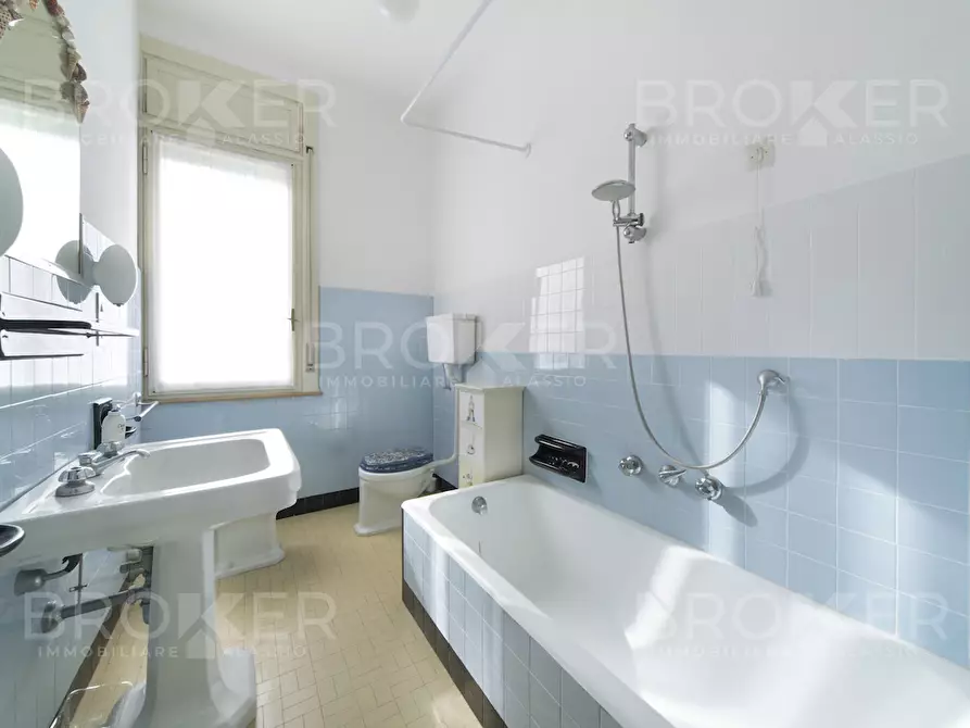 Immagine 18 di Pentalocale in vendita  in Via Don Aurelio Piccagli 12 a Alassio