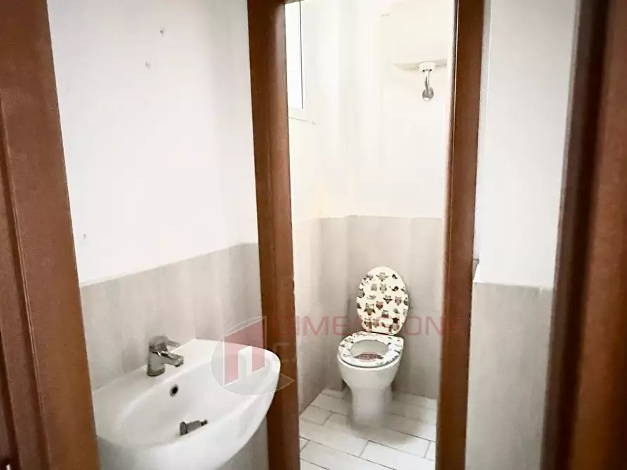 Immagine 3 di Locale commerciale in vendita  in via delle rondini a Roma