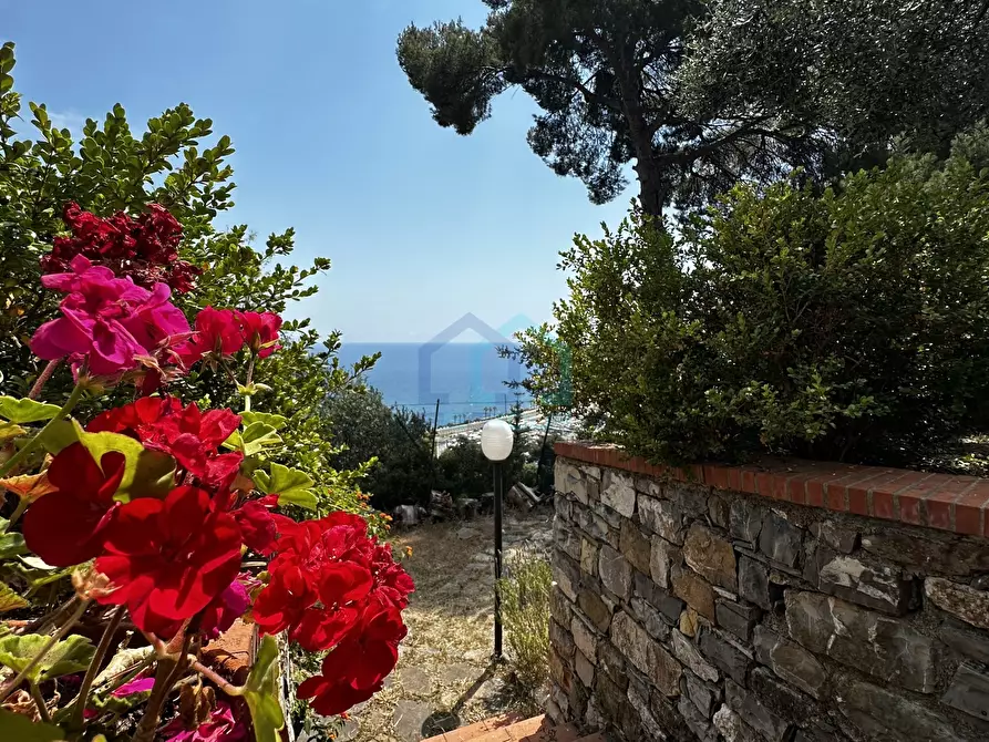 Immagine 19 di Villa in vendita  in Viale Vittorio Veneto 31 a Imperia