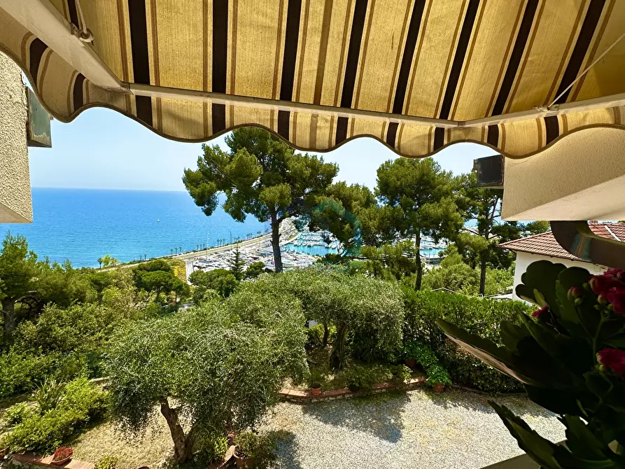 Immagine 1 di Villa in vendita  in Viale Vittorio Veneto 31 a Imperia